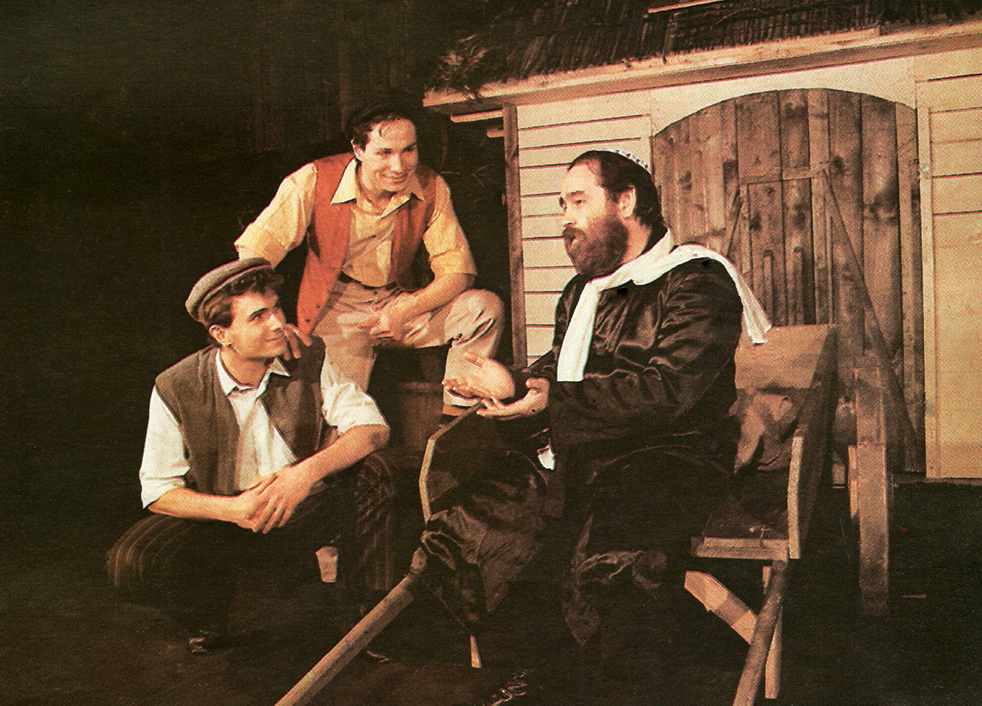 Сцена з вистави «І це – на краще» за мотивами п'єси «200 тисяч, або Великий виграш» Шолом-Алейхема